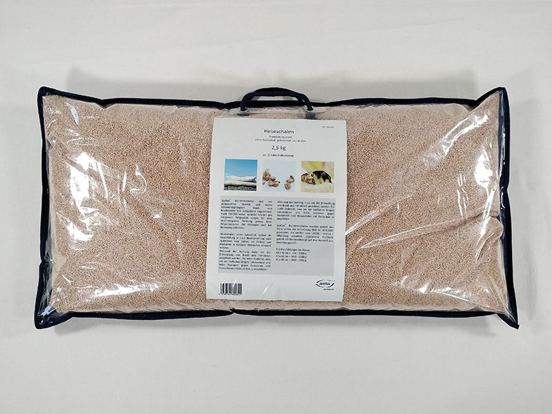 Durchsichtige Kissentasche mit 2,5kg Hirse. In der Mitteder Tasche befindet sich ein Produktflyer.