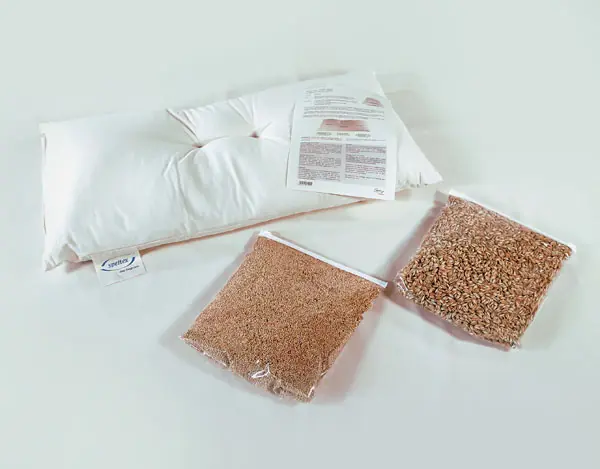Nackenstützkissen mit zwei Nachfüllpackungen, je eine mit Hirseschalen und eine mit Dinkelspelzen