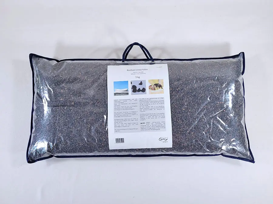 Tragetasche mit transparenter Vorderseite und eingelegter Produktinormation im DIN A 4 Format mit 3kg Buchweizenschalen. Sowohl die Füllunge, als ach die Produktinformation sind durch die transparente Folie gut zu erkennen.